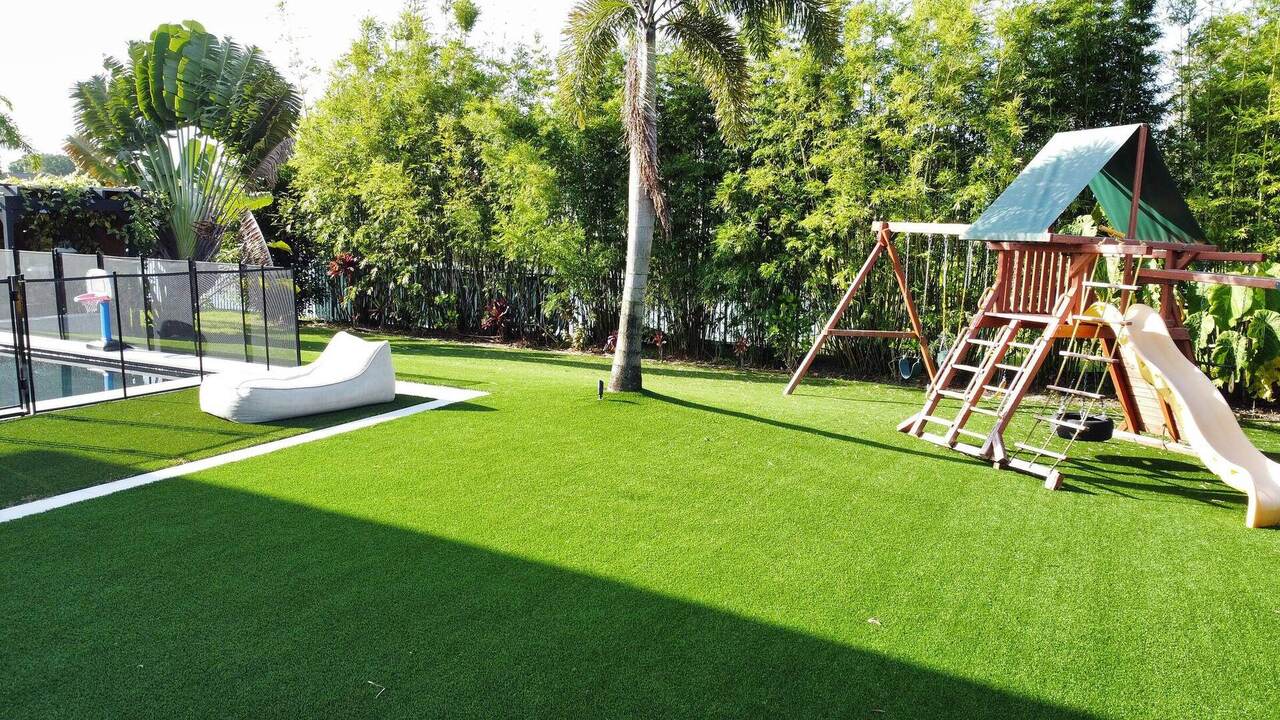 Lush artificial turf backyard by Ben Turf Landscaping